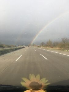 Straße mit Regenbogen