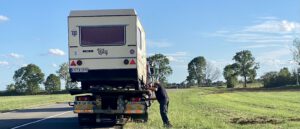 Lilly Wohnwagen auf dem Abschleppwagen